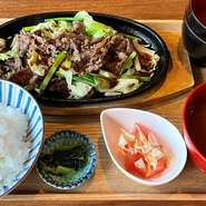 ご飯・味噌汁・小鉢・お漬物