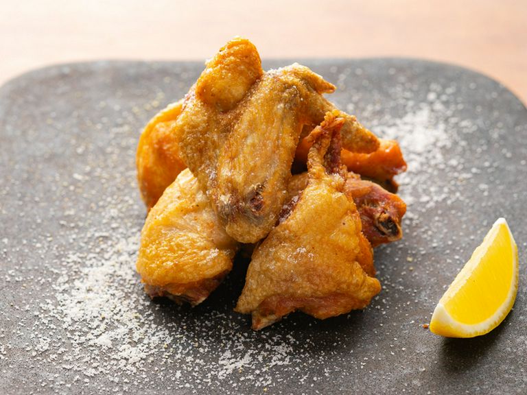 多彩な部位を味わえる『若鶏まるごと唐揚げ』