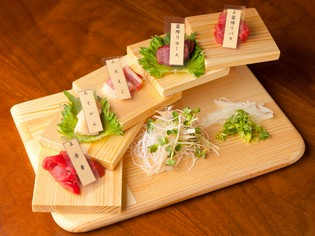 鮮度を保つのが難しい、新鮮さが決め手の『馬刺しの階段盛り』