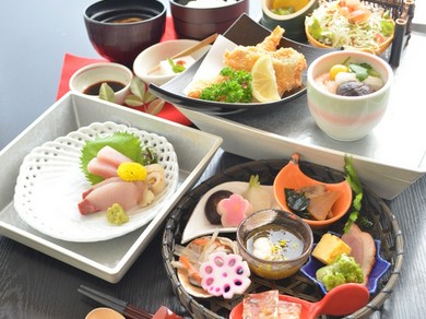 自慢の料理が存分に楽しめる『むら咲特製三段弁当』