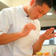 供される皿に視線を向けるたびに、絵画をみた時のようなが感動こみ上げる【nacr&eacute;e】の料理。決して奇をてらうでなく、調理はシンプルに食材の味を引き出す。見て感動し口にして恍惚に浸れる料理を楽しめます