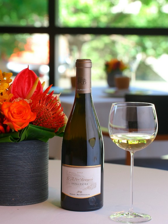 厳選のワインが、繊細な料理の味の輪郭をさらに際立たせます