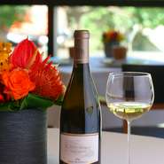充実のワインは量でなく質、料理との相性を重視。例えば写真の「サンセール・ル・モンダネ・ド・ブルジョワ」は、柑橘と白い花の香りを備え、『海老とフロマージュブラン』のボタンエビの旨みを引き上げてくれます。