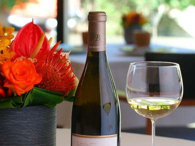 厳選のワインが、繊細な料理の味の輪郭をさらに際立たせます