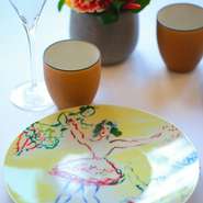 目を凝らせば、シャガールのプレートほか、食器やカトラリーも厳選していることに気づくはず。これを決して前面に押し出すでなく、あくまでさりげなくという店の姿勢、演出に食を知る大人達も目を細めています。