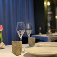 シックで落ち着いた内装に優しく照らされる灯りが華やかな料理とテーブルでの会話を一層引き立てます