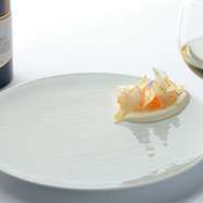 ボタンエビの“ねっとりとした”甘さと、焼きの香ばしさが秀逸。柑橘のゼストを加えエスニックな仕上がり。