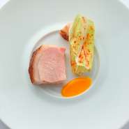 柔らかな豚肉は仕上がりの香ばしさや食感、温度にまでこだわり、厚さと焼き加減に最大限の配慮が。