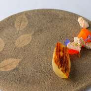 独特の苦みを持ったアンディーブ（チコリー）に、ミカンとバジルの爽快さを効かせた逸品。