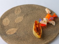 独特の苦みを持ったアンディーブ(チコリー)に、ミカンとバジルの爽快さを効かせた逸品。