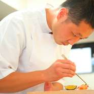 料理人ですので、一皿に全力を傾けることは当然。当店の場合コースで、比較的、品数が多い分、その構成や提供する際のスピードやタイミングまで細心の注意を払い、全体として満足していただけるようにしています。