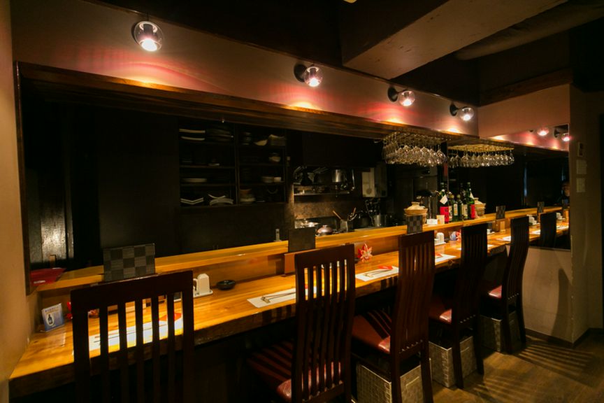 料理人たちとの会話も弾む、カウンター席で食事を楽しめむ