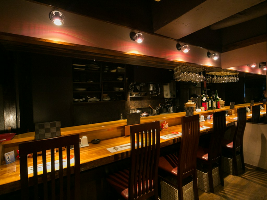 料理人たちとの会話も弾む、カウンター席で食事を楽しめむ