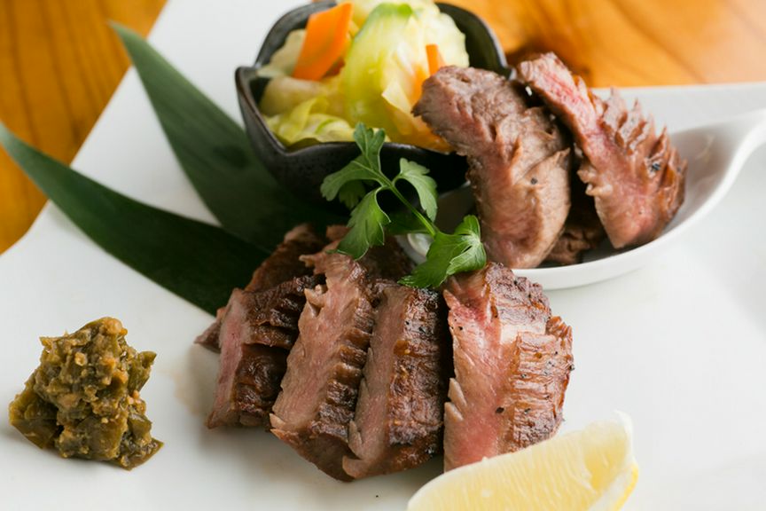 食感と肉汁を楽しむ『厚切り牛タン焼き』