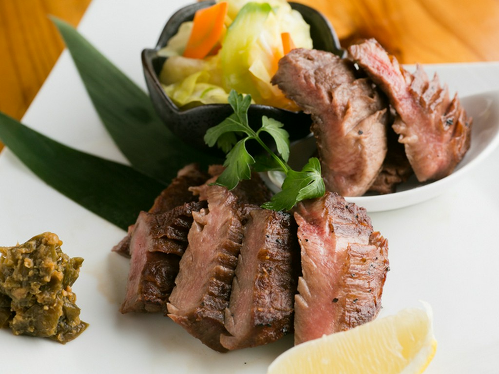 食感と肉汁を楽しむ『厚切り牛タン焼き』