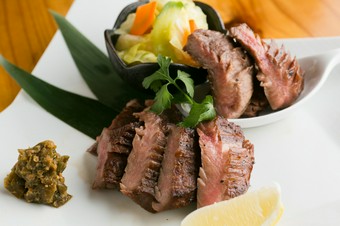 食感と肉汁を楽しむ『厚切り牛タン焼き』