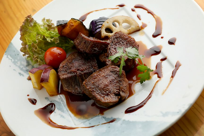 甘辛い醤油のソースが香ばしい『牛タンステーキ』