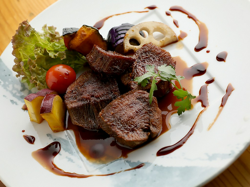 甘辛い醤油のソースが香ばしい『牛タンステーキ』