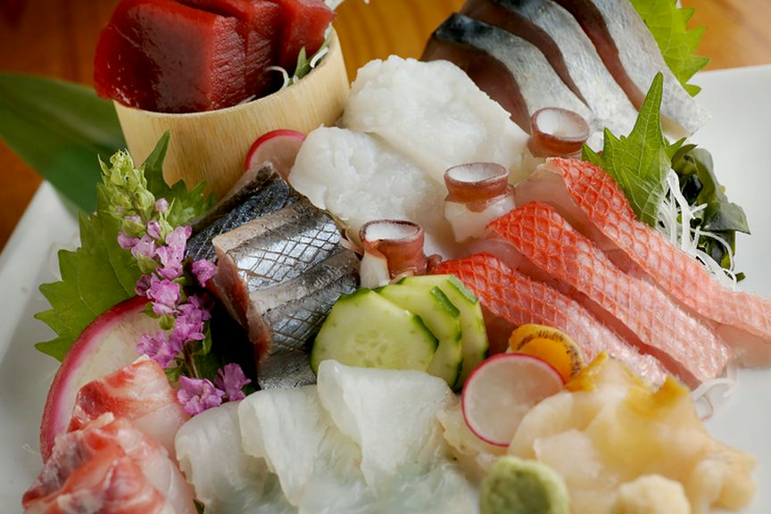 鮮度抜群、季節の魚介がもりだくさんの『刺身盛り合わせ』