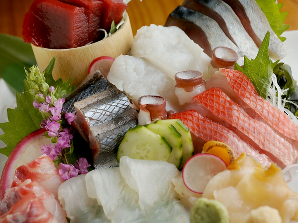 鮮度抜群、季節の魚介がもりだくさんの『刺身盛り合わせ』