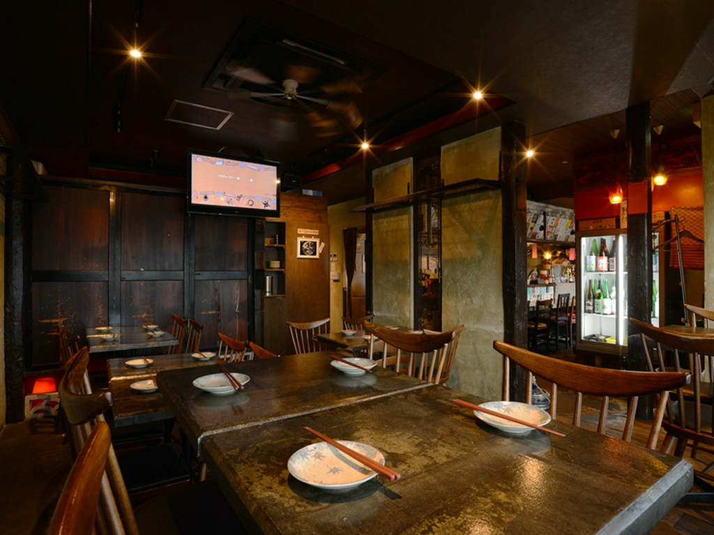 木目を活かした、くつろげる暖かみのある店内	