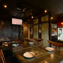 木目を活かした、くつろげる暖かみのある店内	