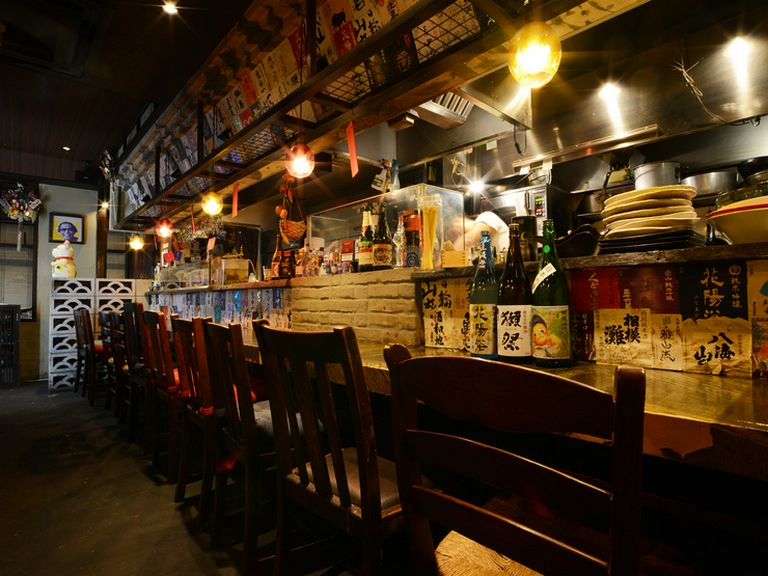 お一人様でも気兼ねなく入りやすいオープンキッチンのカウンター