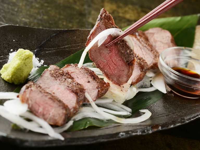 シンプルに牛の旨みを楽しめる『特上牛ステーキ』