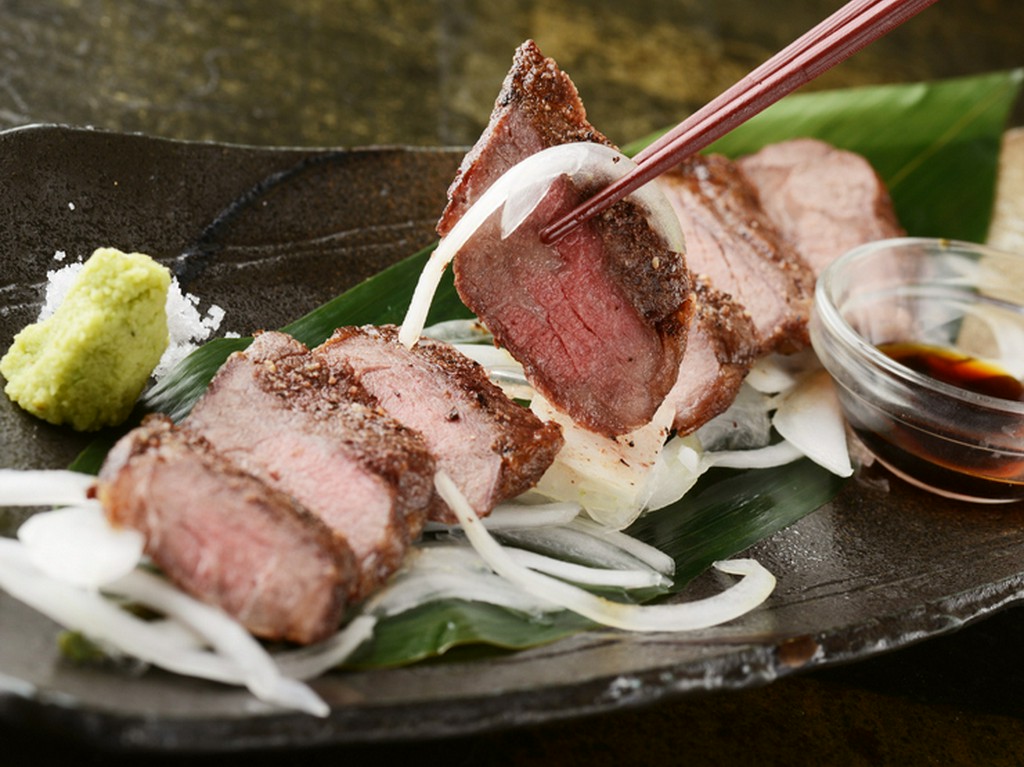 シンプルに牛の旨みを楽しめる『特上牛ステーキ』