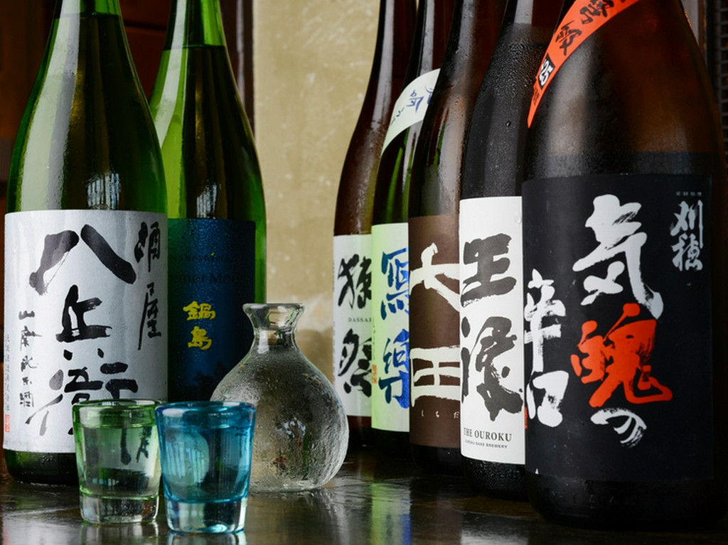 さすが「日本酒バー」の品ぞろえ。日本全国の地酒が多数あります