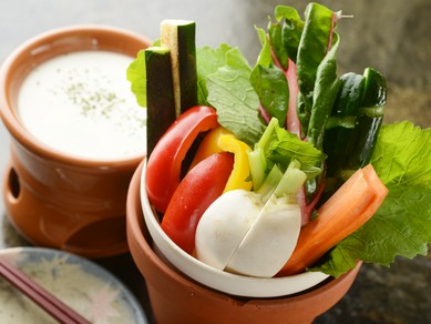 味の濃い野菜を使った『鎌倉野菜のバーニャカウダ』