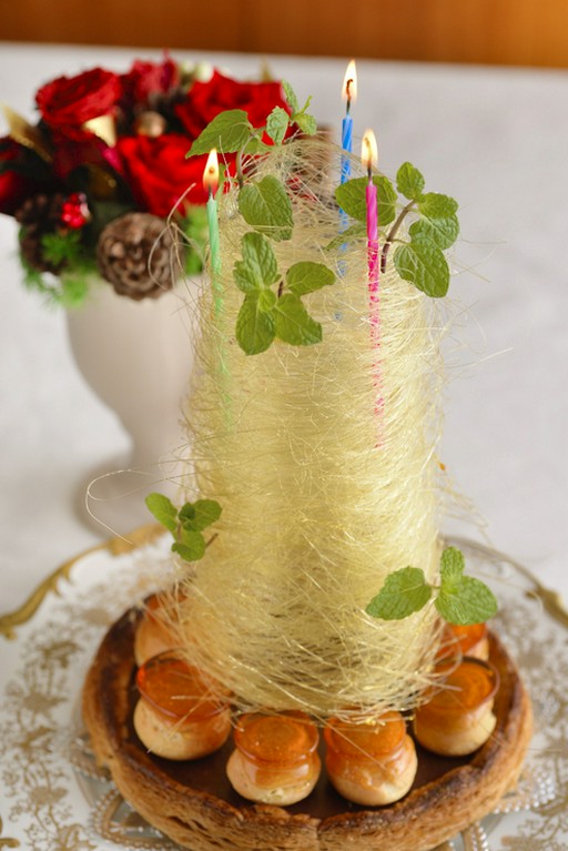 飴細工でデコレーション『タルトショコラのサントノーレ仕立て』