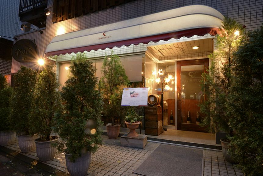 ガラスの扉を開けると、優しい灯りに包まれた居心地のよい空間に