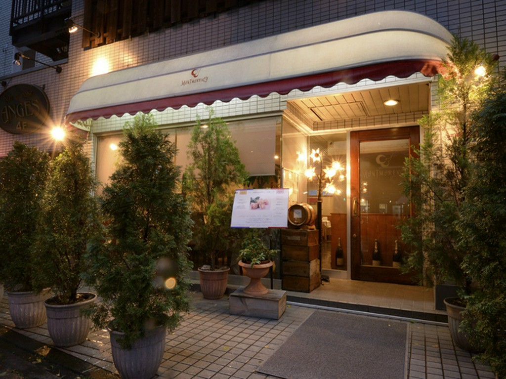 ガラスの扉を開けると、優しい灯りに包まれた居心地のよい空間に