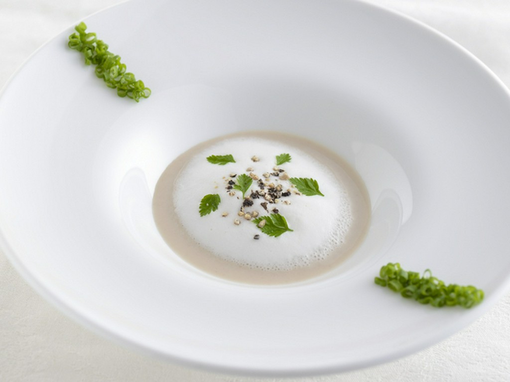 おしゃれなスープ『和栗と仏栗のブルーテ　カプチーノ仕立て』