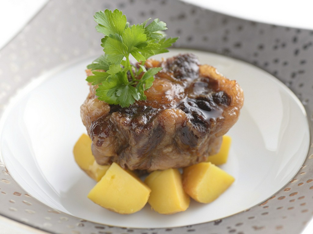 『特選和牛オックステールのブレゼ　インカの目覚めヒュメ添え』