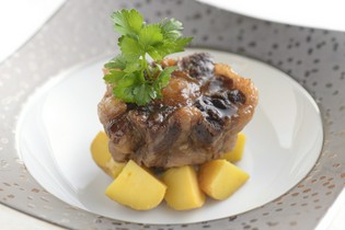 黒毛和牛A4ランク以上の牛肉の尾（テール）を蒸し煮に