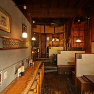 店は日本橋のビルの谷間にある木造一軒家。昭和28年に酒屋として建てられた家屋を改装しました。高い天井や梁、備え付けの金庫などは当時のまま。古くから庶民に愛された穴子料理が一層味わい深くなる空間です。