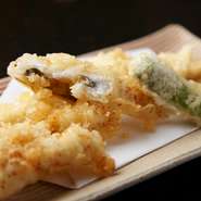 穴子の天ぷらは一本丸ごと揚げたものをカットして提供します。植物性の油を使うので、さっくり軽やか。