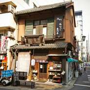 店は日本橋でも数少ない木造家屋。穴子料理を味わうのにふさわしい、風情たっぷりの空間です。