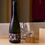 店主自らが6軒の取引先を回り仕入れている銘酒の数々。何事にも惜しみなく手間をかける姿勢は、お酒選びにも向けられています。訪れた人は、ワンランク上の銘酒が味わえるお店です。