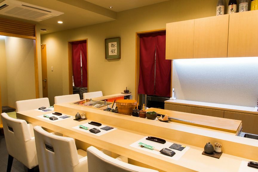 遮るものがなく訪れた人との距離感を大切にしたカウンター席