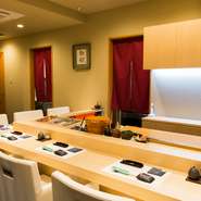 訪れた人との目線の高さを同じにするなど圧迫感を感じさせないつくりの店内。凛とした空気感があるカウンター席は7席。店主がつくりだす魅力のある品々を気取らず食べることができます。