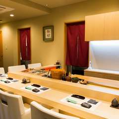 遮るものがなく訪れた人との距離感を大切にしたカウンター席