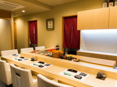 遮るものがなく訪れた人との距離感を大切にしたカウンター席