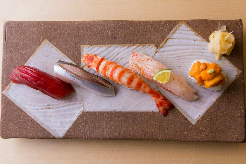 にぎりを際立たせる気品ある器は、特注した陶芸家の作品