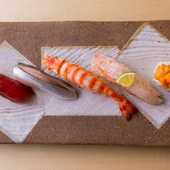 にぎりを際立たせる気品ある器は、特注した陶芸家の作品