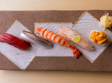 にぎりを際立たせる気品ある器は、特注した陶芸家の作品