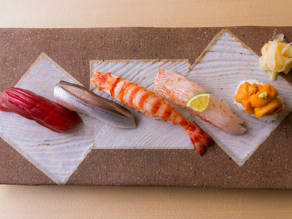 にぎりを際立たせる気品ある器は、特注した陶芸家の作品