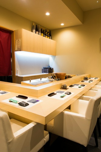 長い時間ゆっくり過ごしていただくために座り心地を重視した椅子